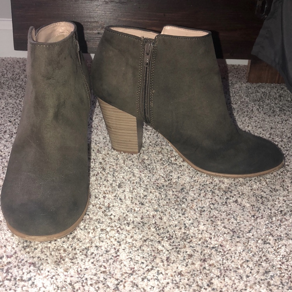 Army green size 10 from old navy!
